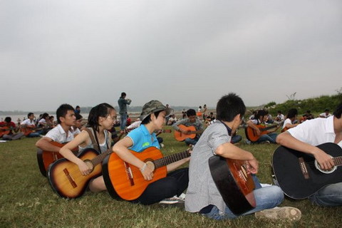 100 người chơi guitar, lập kỷ lục Việt Nam do Văn Anh Audio tổ chức