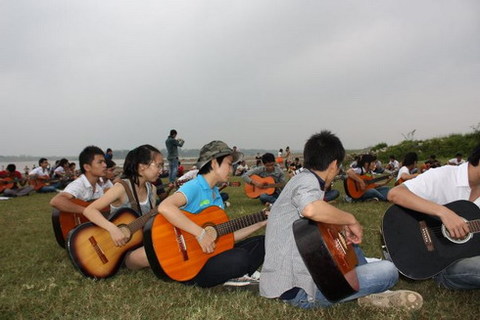 100 người chơi guitar, lập kỷ lục Việt Nam do Văn Anh Audio tổ chức 100 người chơi guitar, lập kỷ lục Việt Nam do Văn Anh Audio tổ chức