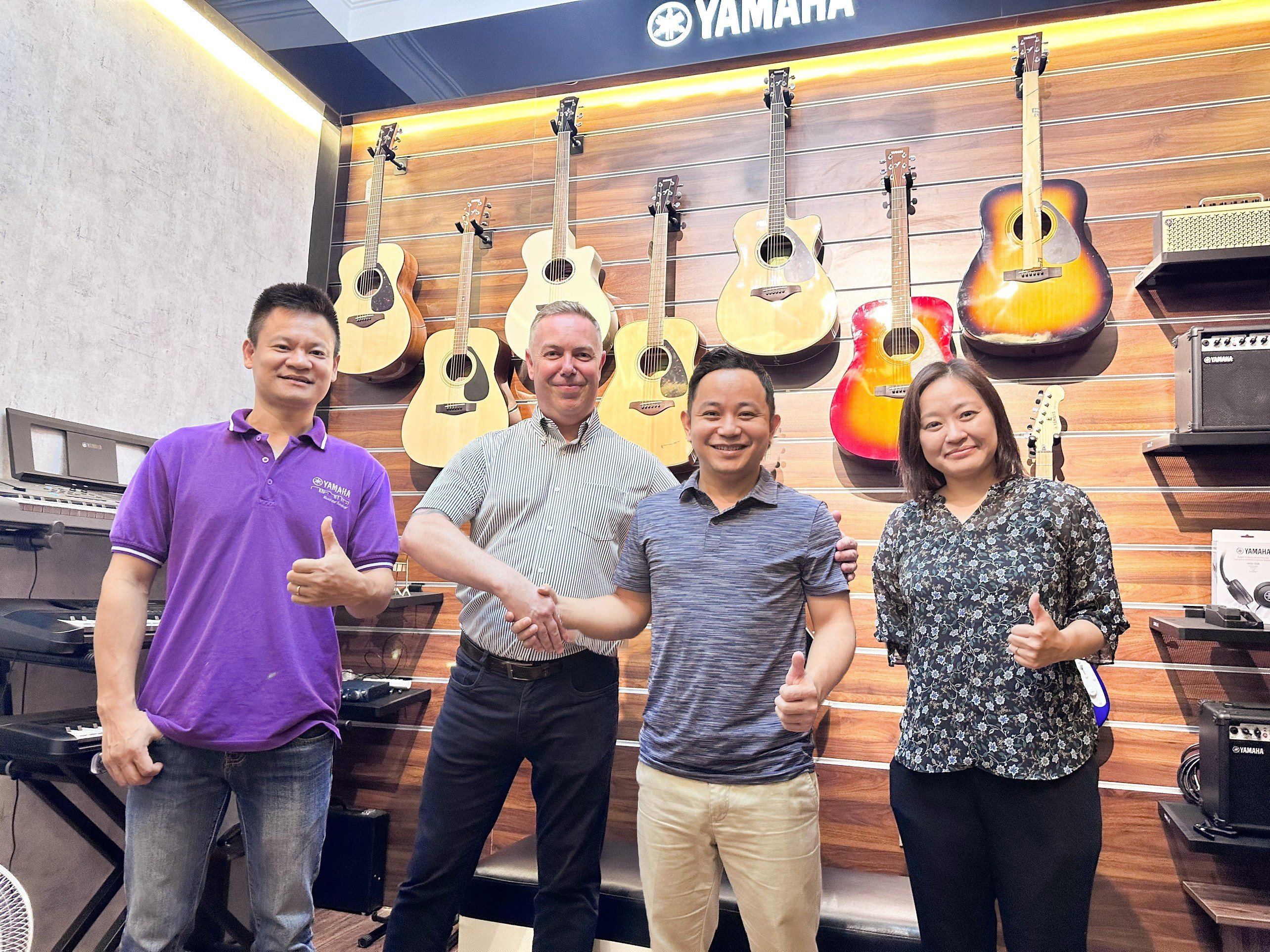 Mr.Tony Cox quản lý bán hàng Yamaha ghé thăm shop Văn Anh Audio.